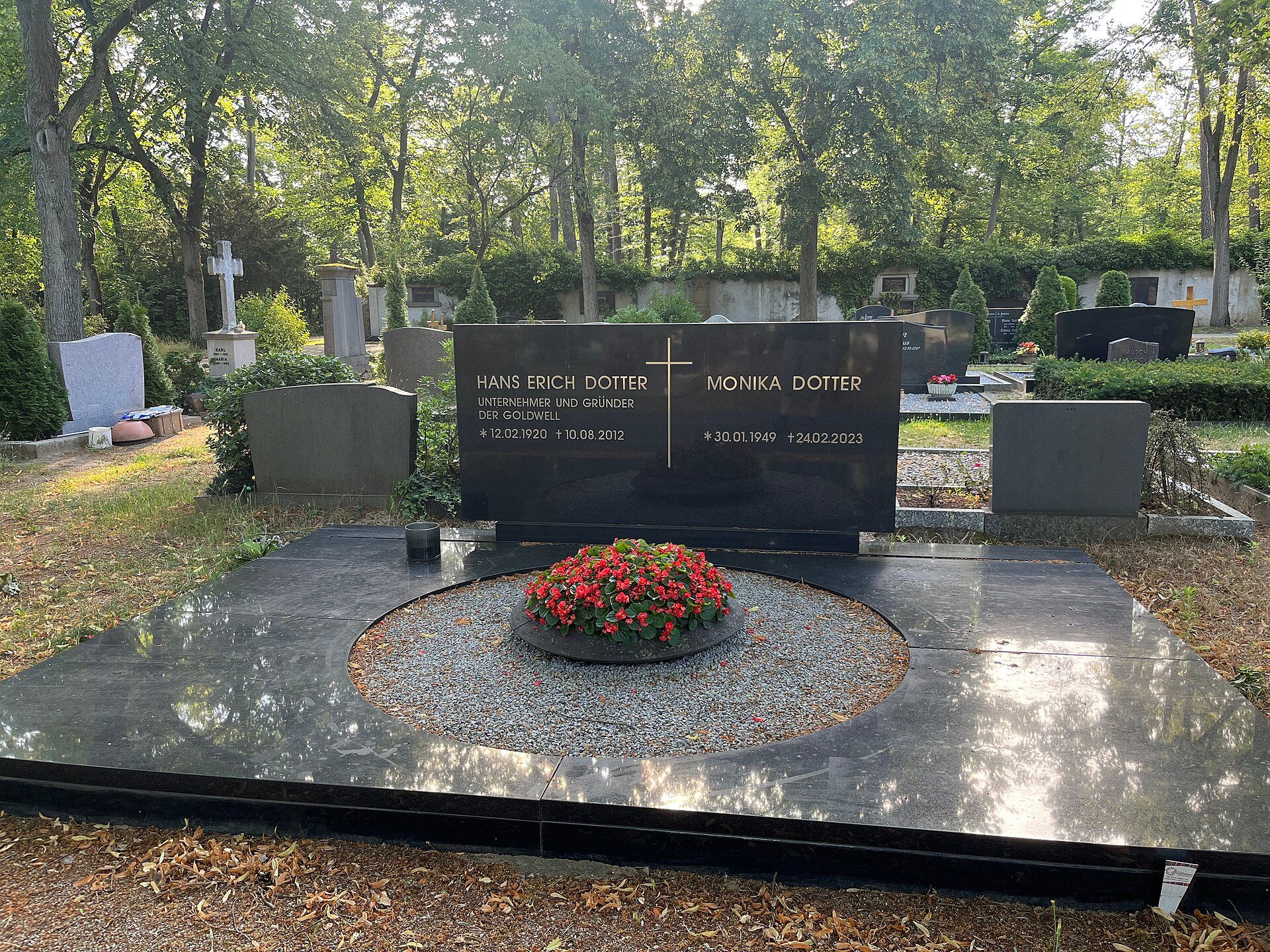 Grabstätte von Hans Erich und Monika Dotter auf dem Eberstädter Friedhof