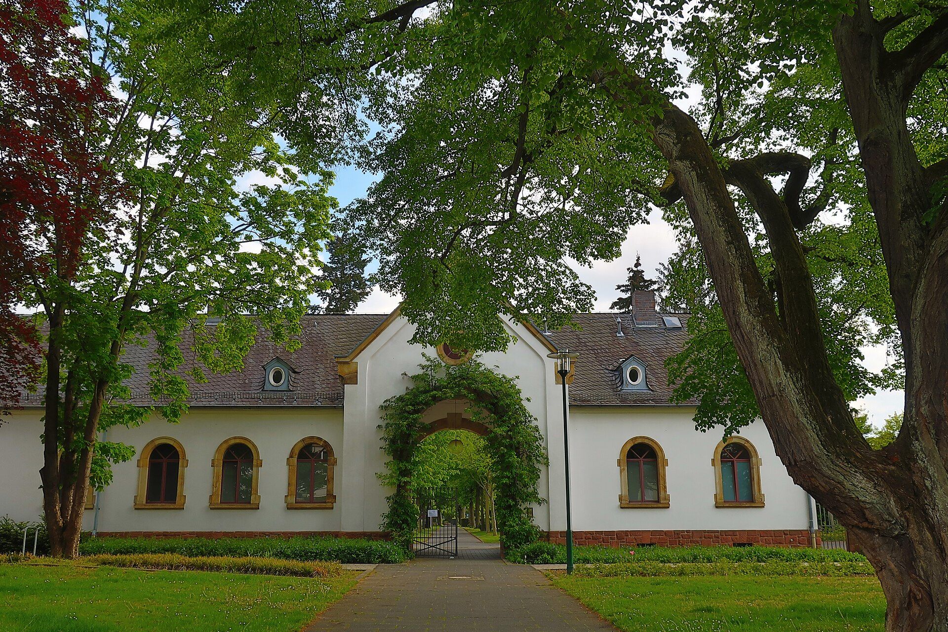 Historischer Torbogen am Eingang des Eberstädter Friedhofs
